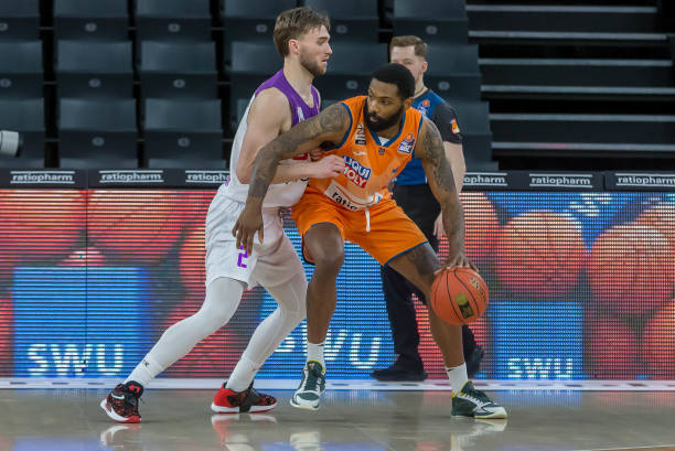 同时在防守 同时在防守